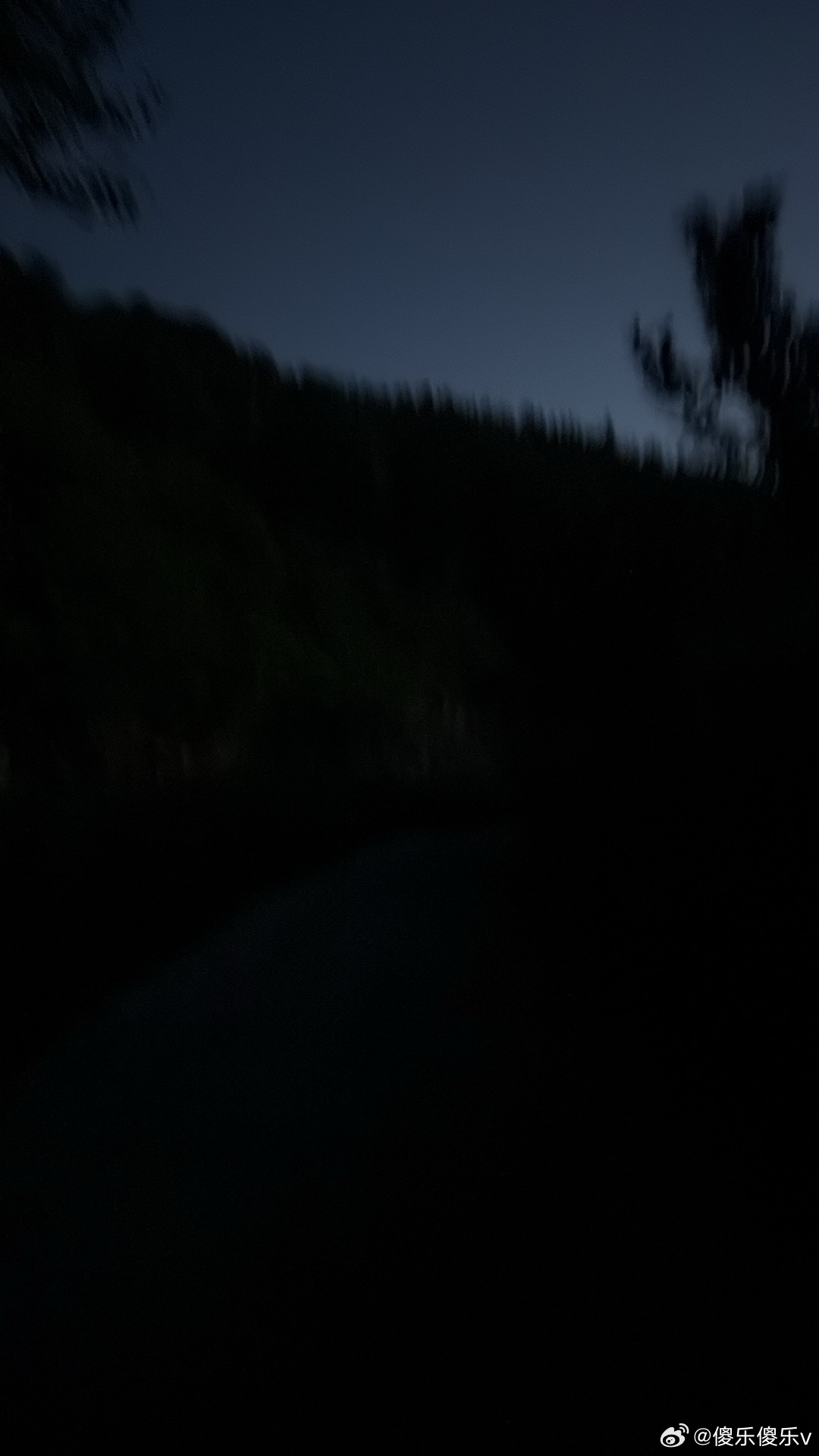 独行在雨后暮色笼罩的山间享受着独处的安然也直面未知的幽暗有清爽也有胆怯暗处掠过一