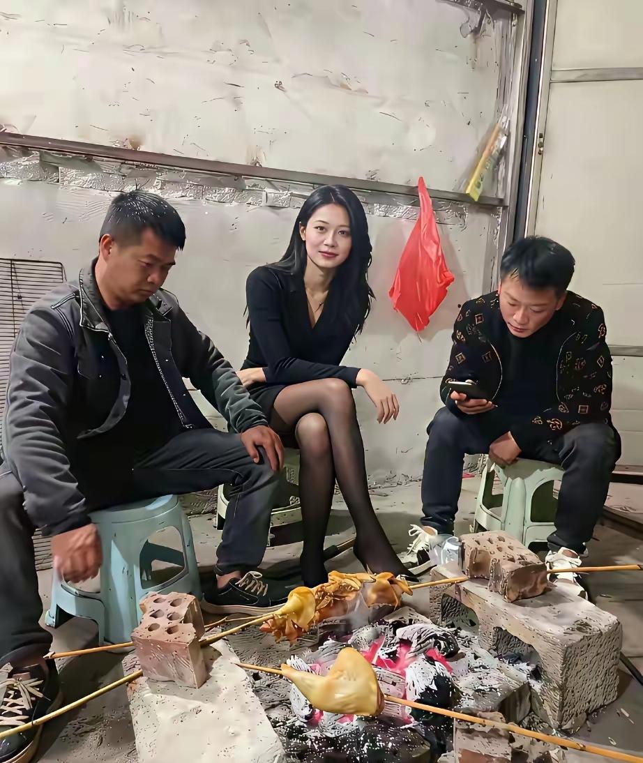 到了要吃的时候，全部都疯过去抢吃的了，主烤的那位辛苦者，就被晾在了一边[狗头]