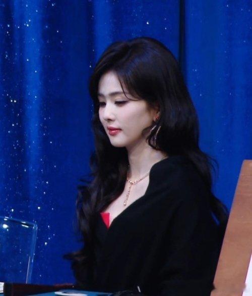 白鹿红毯签名李佩仪 被白鹿的宣传诚意狠狠打动！红毯舍弃本名签李佩仪，用心为《唐宫