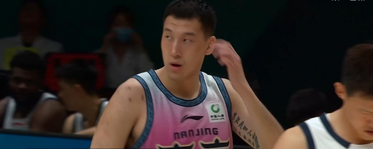 十一冠广东男篮首输！
10月18日这场CBA首轮真的把球迷看懵了，广东男篮居然9