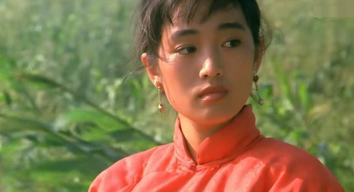 巩俐得知张艺谋在挑选《红高粱》女主角时，当即就报了名，可是女主角已经定给了史可，