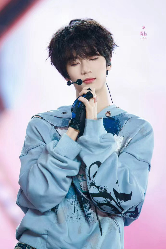 李煜东人气李煜东公演暖白海  李煜东人气，是属于我们的暖白海呀幸福的敲门声是东东