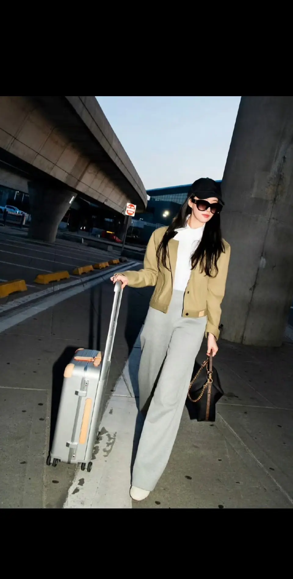 刘亦菲出发🛫lv时装周 期待亮相。