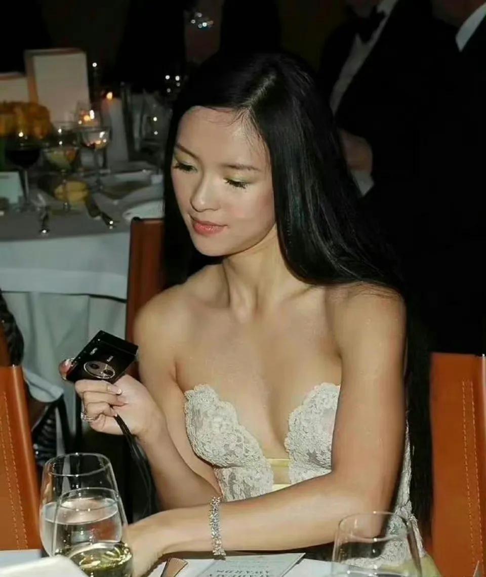 在没有朋友圈的年代，章子怡拍照发给谁呢？
可能会发给她的闺蜜，一起分享这宴席的高