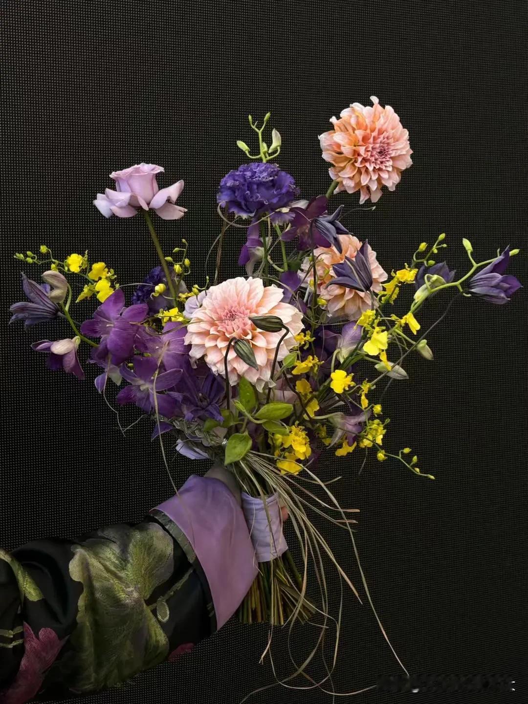 #分享一张随手拍的花。#
又是新的一月总有新的故事值得期待