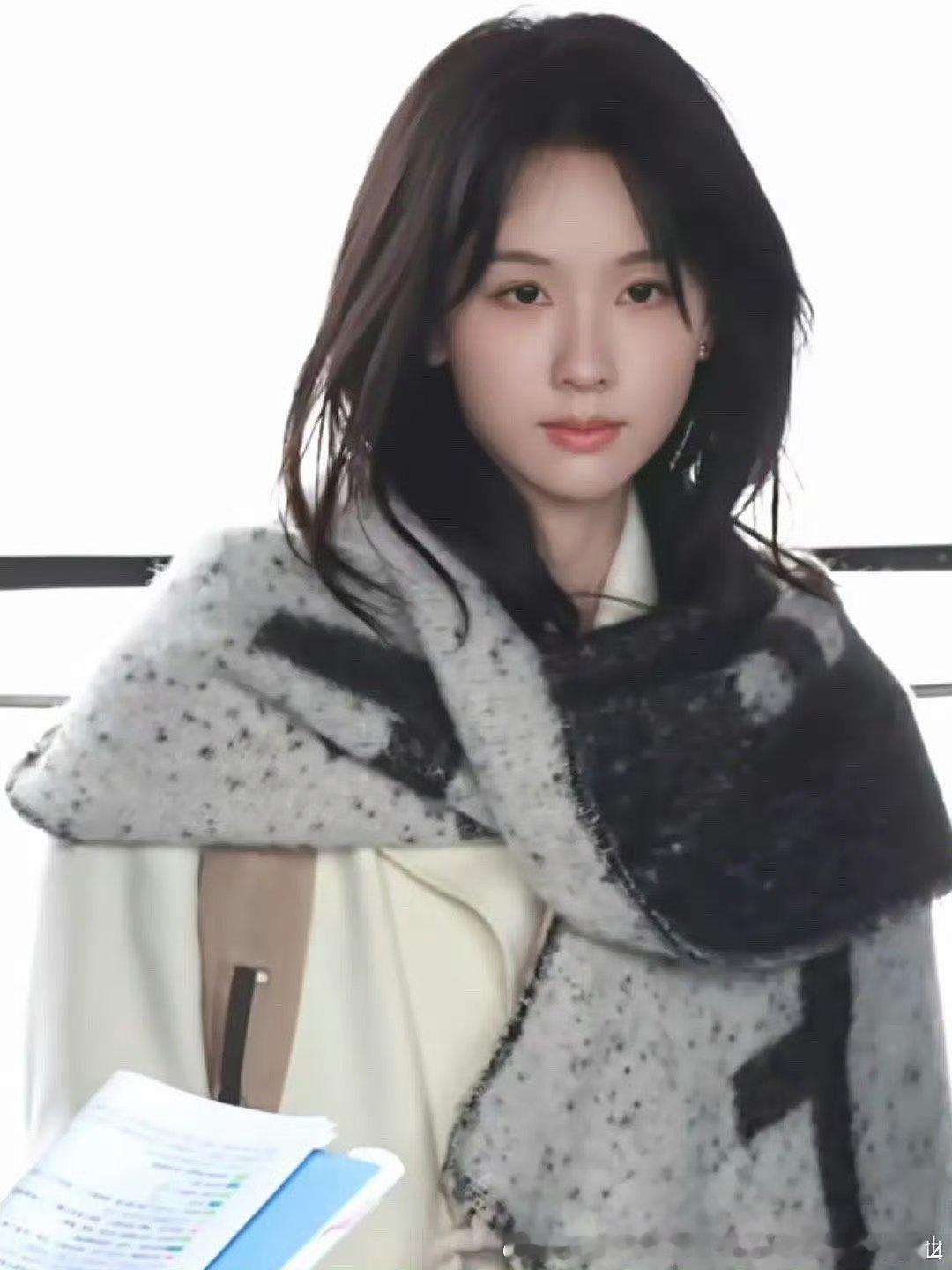 这也在撕造型啊还好吧其实“妆发好”比较重要，“妆发好”服装凑点儿就凑点儿亲热服装