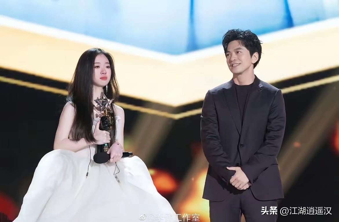 这一事真的太让人感慨了！回看《中国好声音》那段时光，李健老师对单依纯的呵护简直是