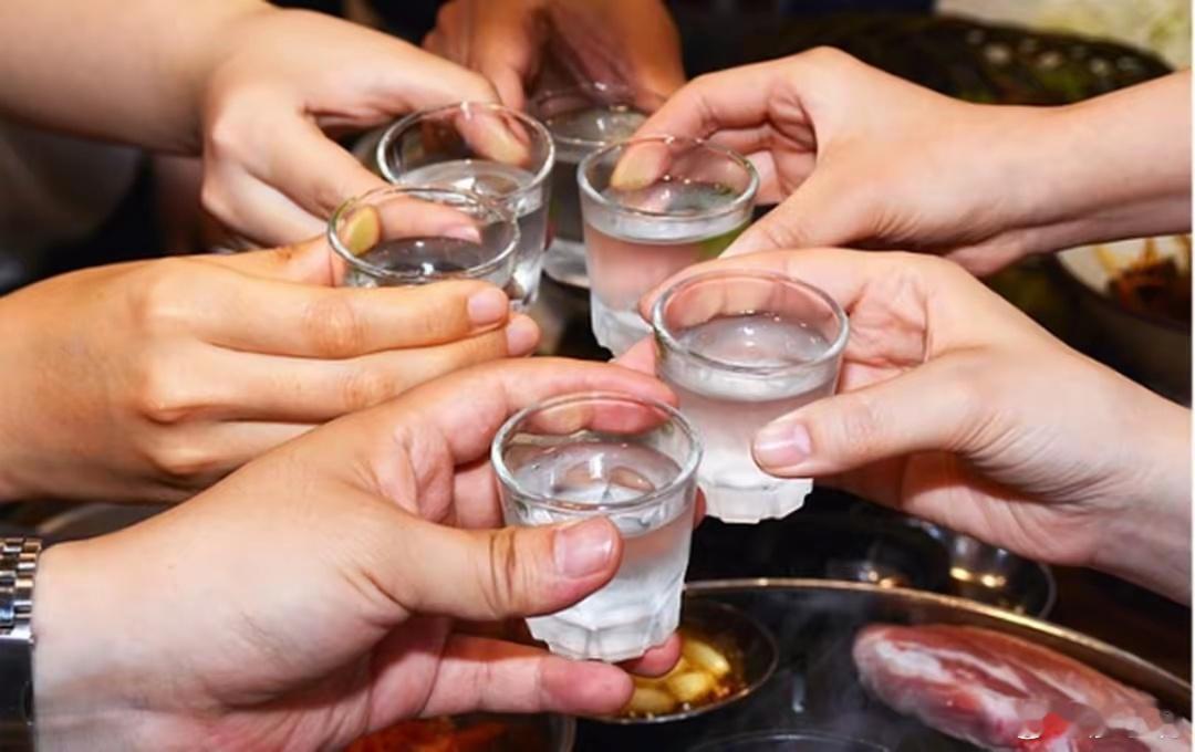 小利说事 北大才子刘震云说：“酒品见人品，酒后打妻子的人很多，但打领导的几乎没有