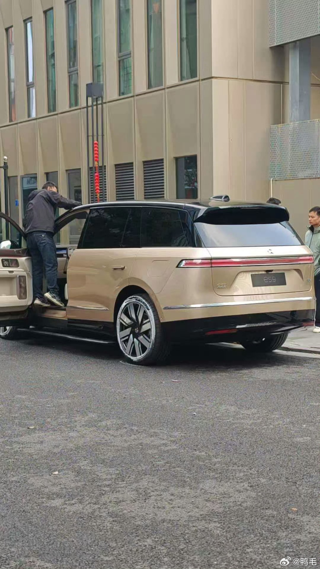 蔚来ES9看起来真大，这金色也挺显贵。情绪价值有了，接下来还是得看定价。