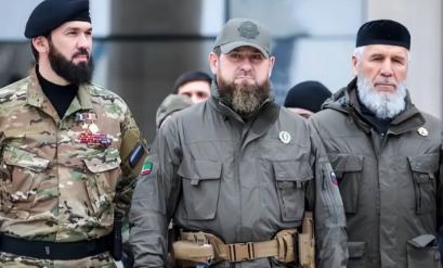 车臣领导人卡德罗夫公然向普京表态，给我命令，3 天突入基辅，把泽连斯基夫妇押到莫