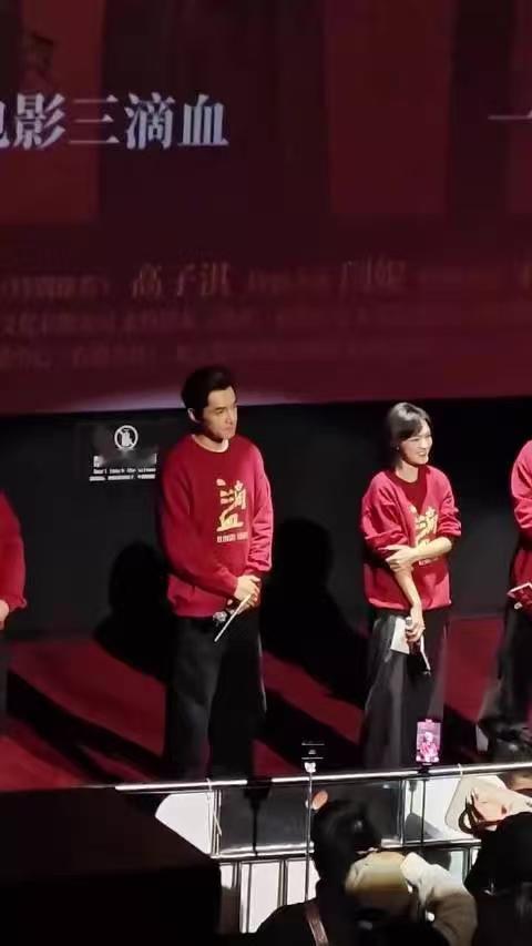 胡歌在电影宣传活动中为女儿收下“大湾鸡”，展现了一位父亲的温情一面，引发网友热议