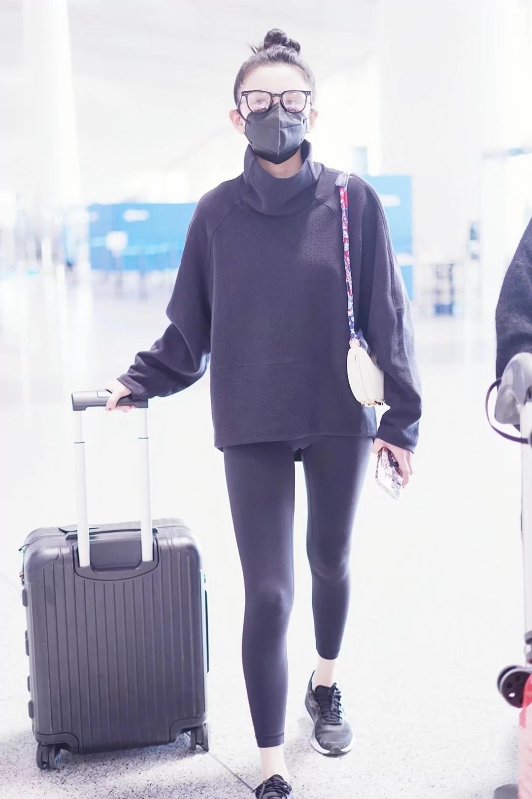 宋祖儿低调出行，
你们说这关她过得去吗？

  