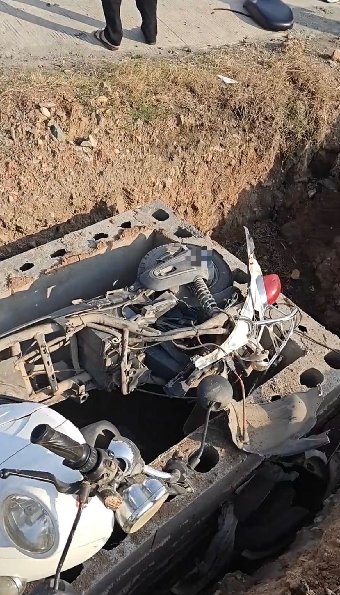 4月24日，网友反映：玉林某西路口新能源轿车把电车撞报废飞坡地，新能源小轿车车坏