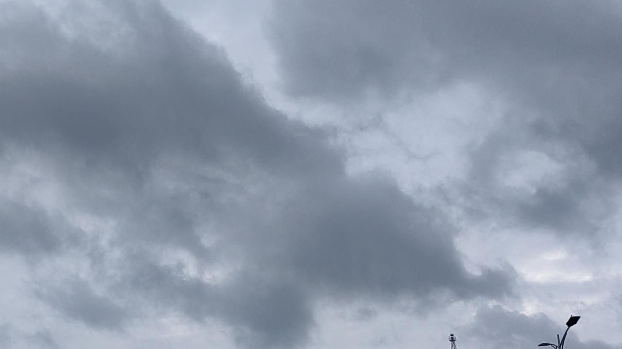 可以简单理解为“近水楼台先得月”，但近水近楼台前需要点“硬”能力。
