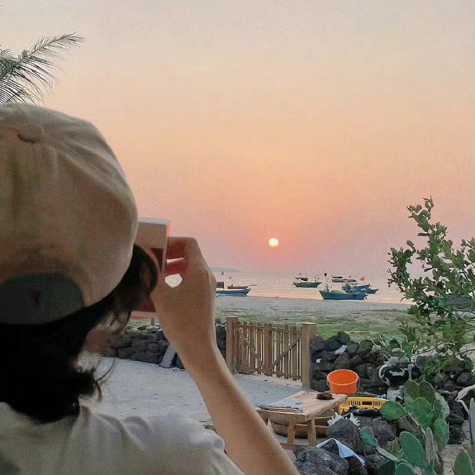 多去争取别人抢不走的东西，比如思维，比如身材；比如气质，比如快乐。 