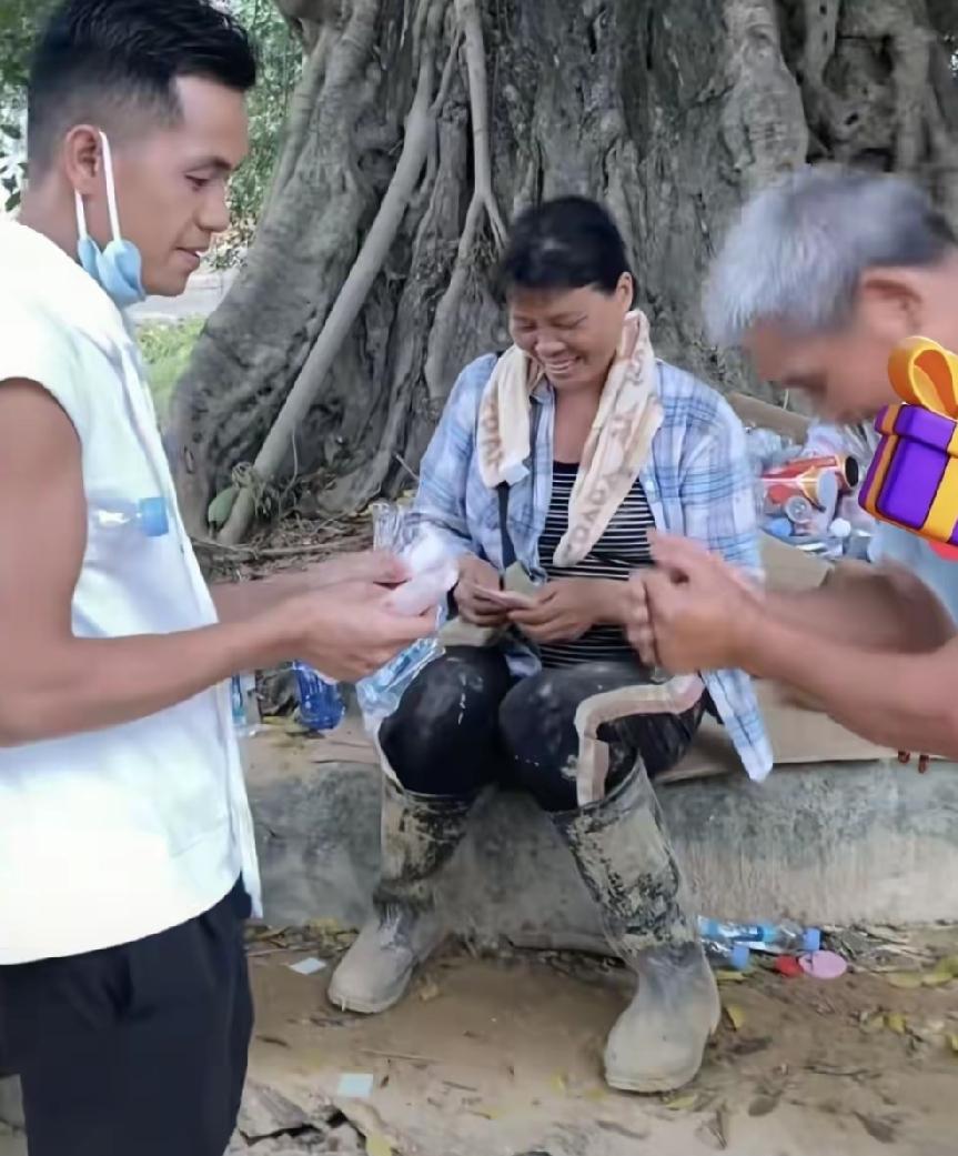 广西灾区现场被救助的农民，都是半鞠躬用双手接钱，广西人情很讲究的待人更没得说了