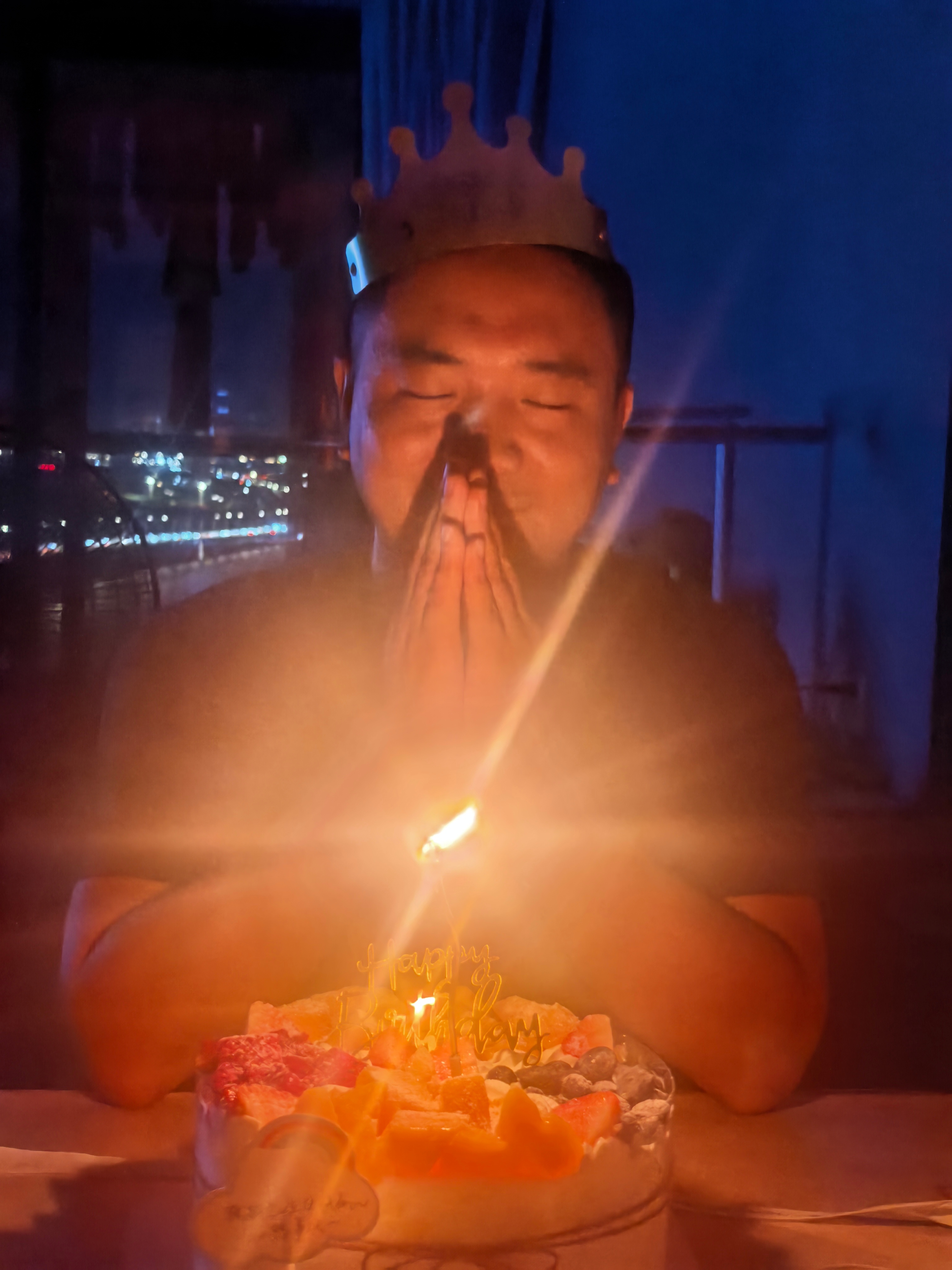 小胡同学给我画了一个蛋糕，真的有点小感动。月底了，今天刚好也是我的生日，给大家发
