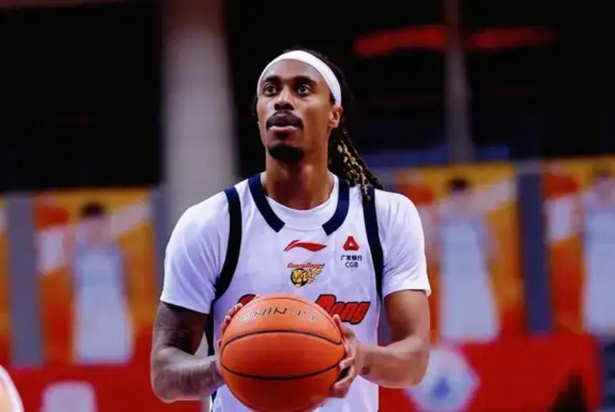 麦考尔：首先要感谢主教练和球队老板，还有各个队友，特别是主教练一直在鼓励我，今天