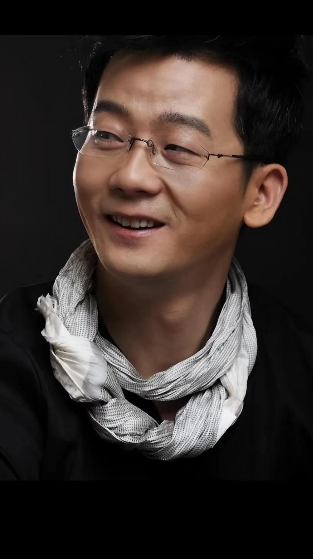 一次，还在跑龙套的演员陈创遇到了大腕张国立，他刚想上去请教，张国立看着报纸头也不