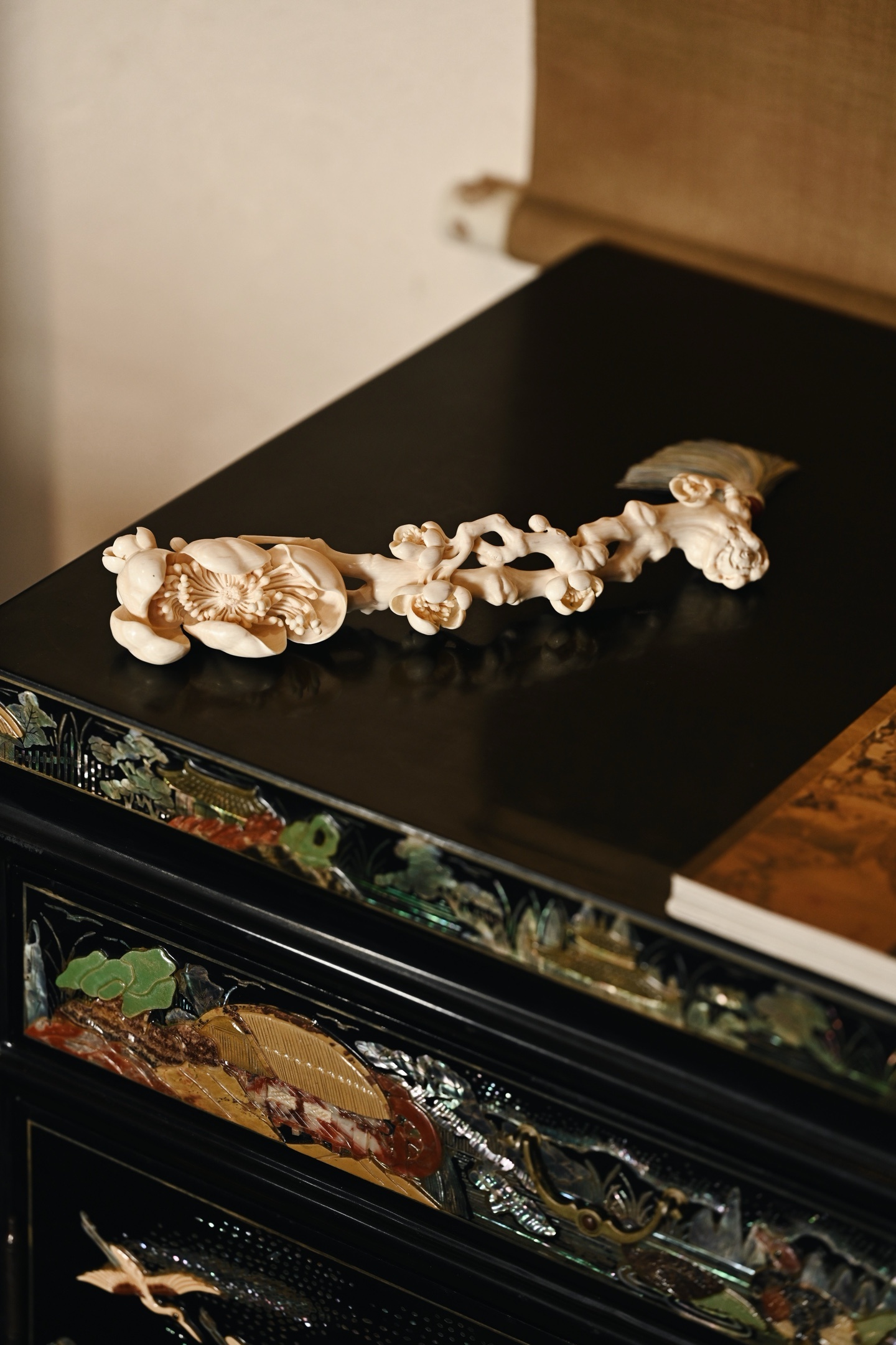 猛犸 | 梅花 如意摆件料质细润，雕刻线条流畅自然，收放自如，梅花朵朵精妍，吐蕊