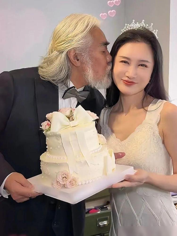 别光看张纪中送花了，环球影城为个冰淇淋，他吼得杜星霖下不来台，三个保姆杵着不敢动