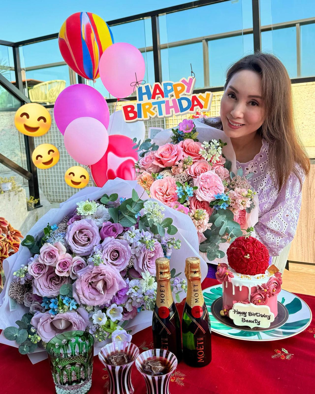 香港著名演员郭可盈庆祝生日照，她今年已经53岁，看起来比同龄女星会保养很多