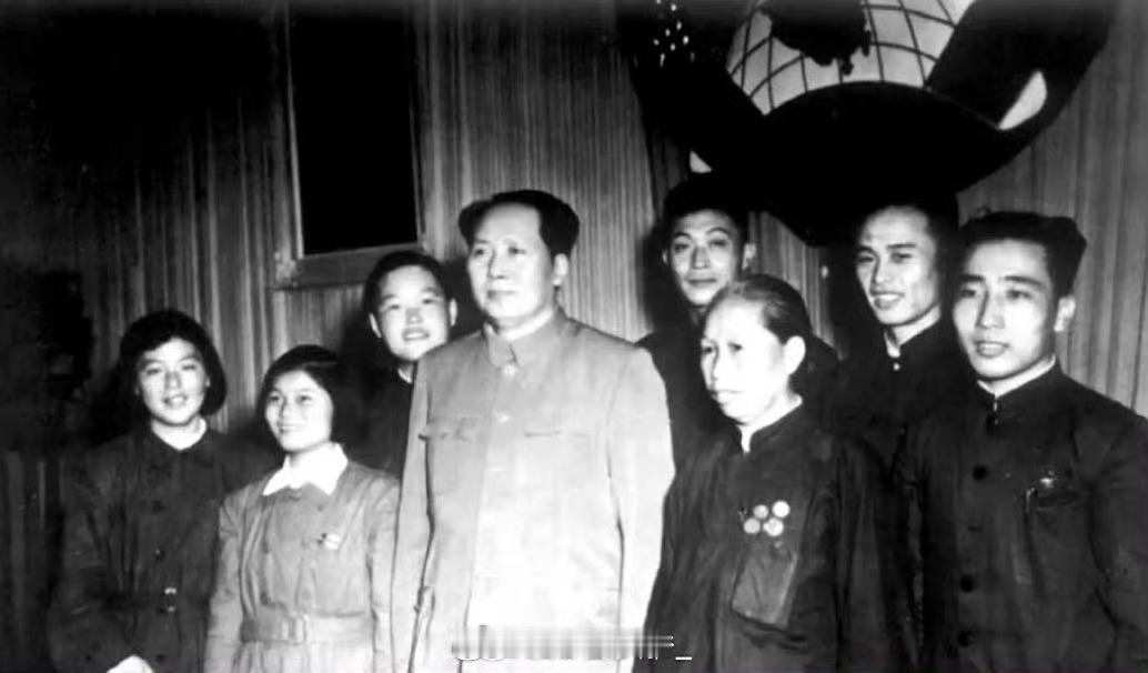 人民币上的毛主席头像就是来源于这张照片[鲜花] ​ ​​​