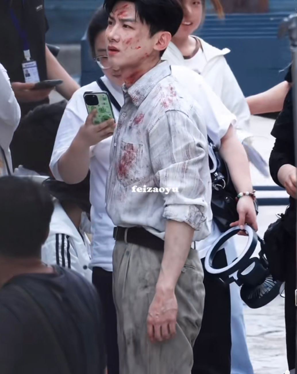 白敬亭《战争和人》童家霆战损路透，浑身是血还要扛这么重的麻袋，惨兮兮的！ 