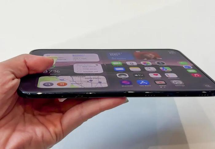 iPhone Duo整机组装良率仅六成多，一句话解释：果链是一个奴工体系，苹果一