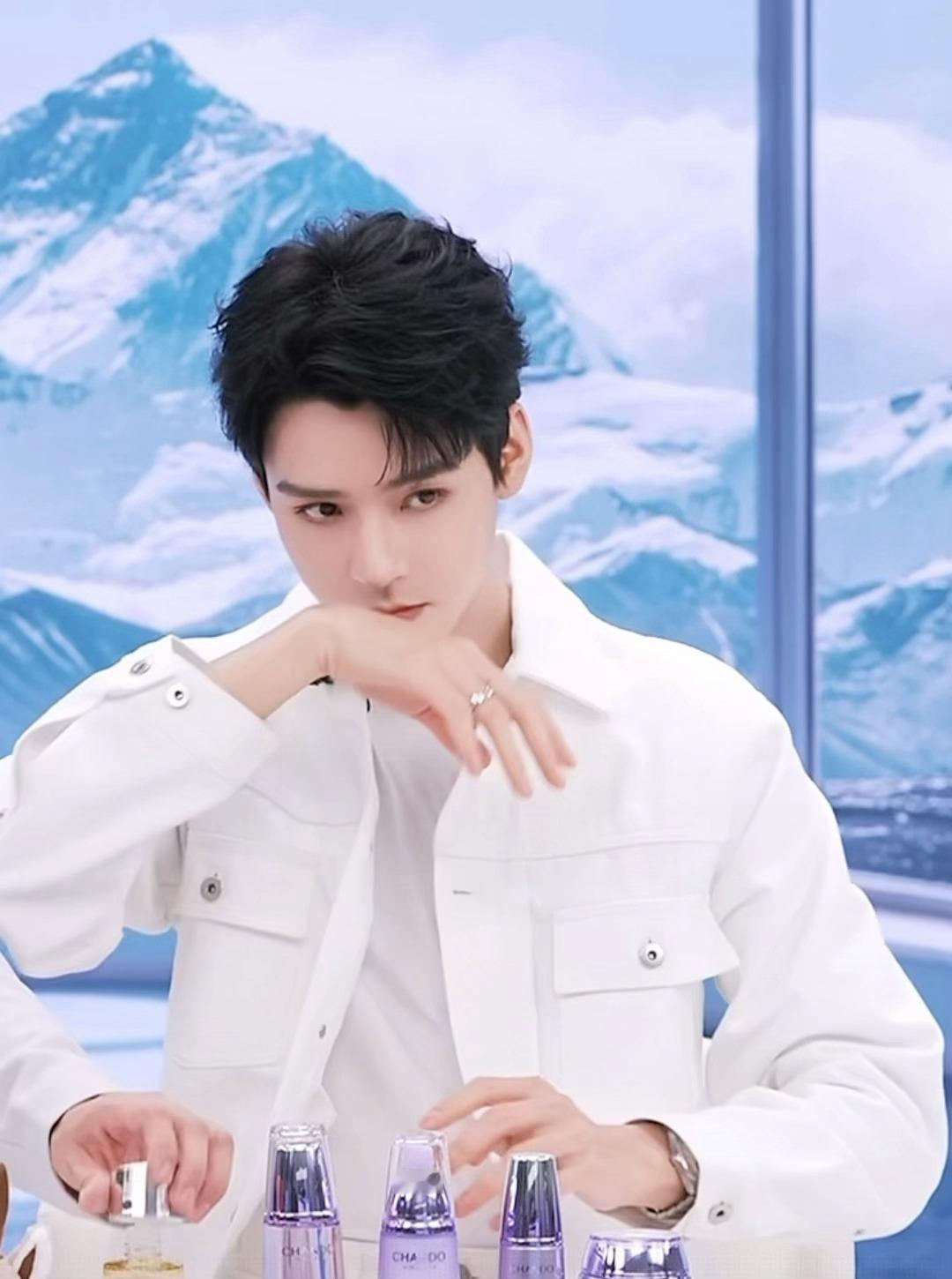 龚俊今日品牌直播截图，清爽帅气又可爱！！[打call][打call] ​​​