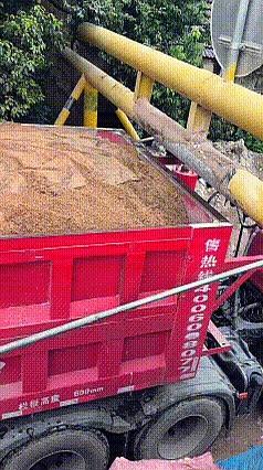 被限高杆卡过的都懂，那一刻真是一点办法都没有。
看着牌子写2.2米，人和车都愣住