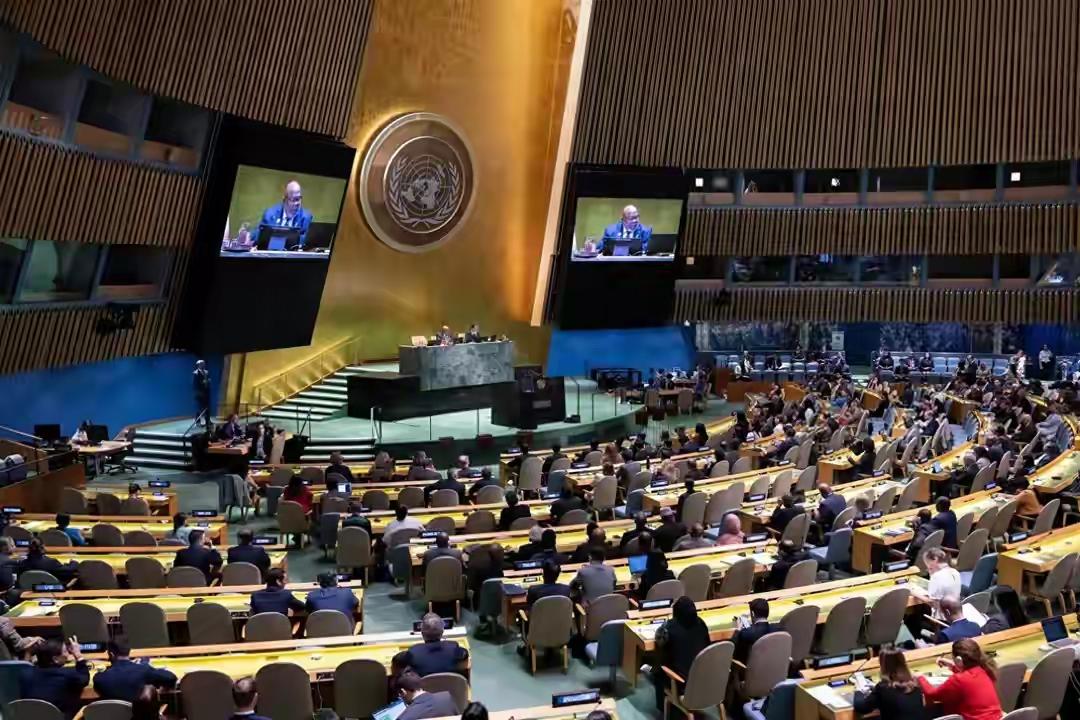 今天咱们来聊聊！
日本在联合国大会上的一个奇葩提案！日本提交了《构建无核武器世界