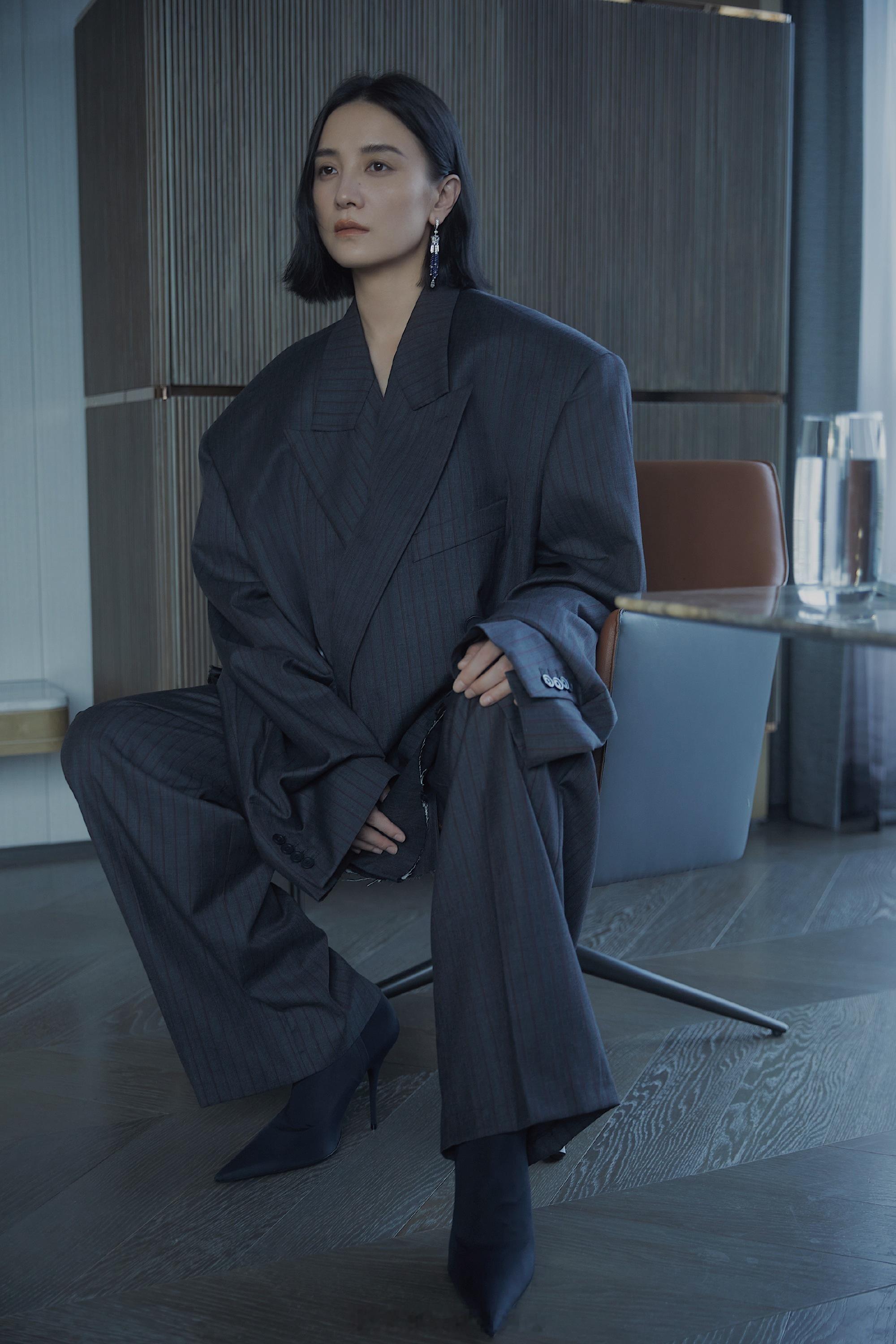 宋佳短发红毯造型自由宁静 