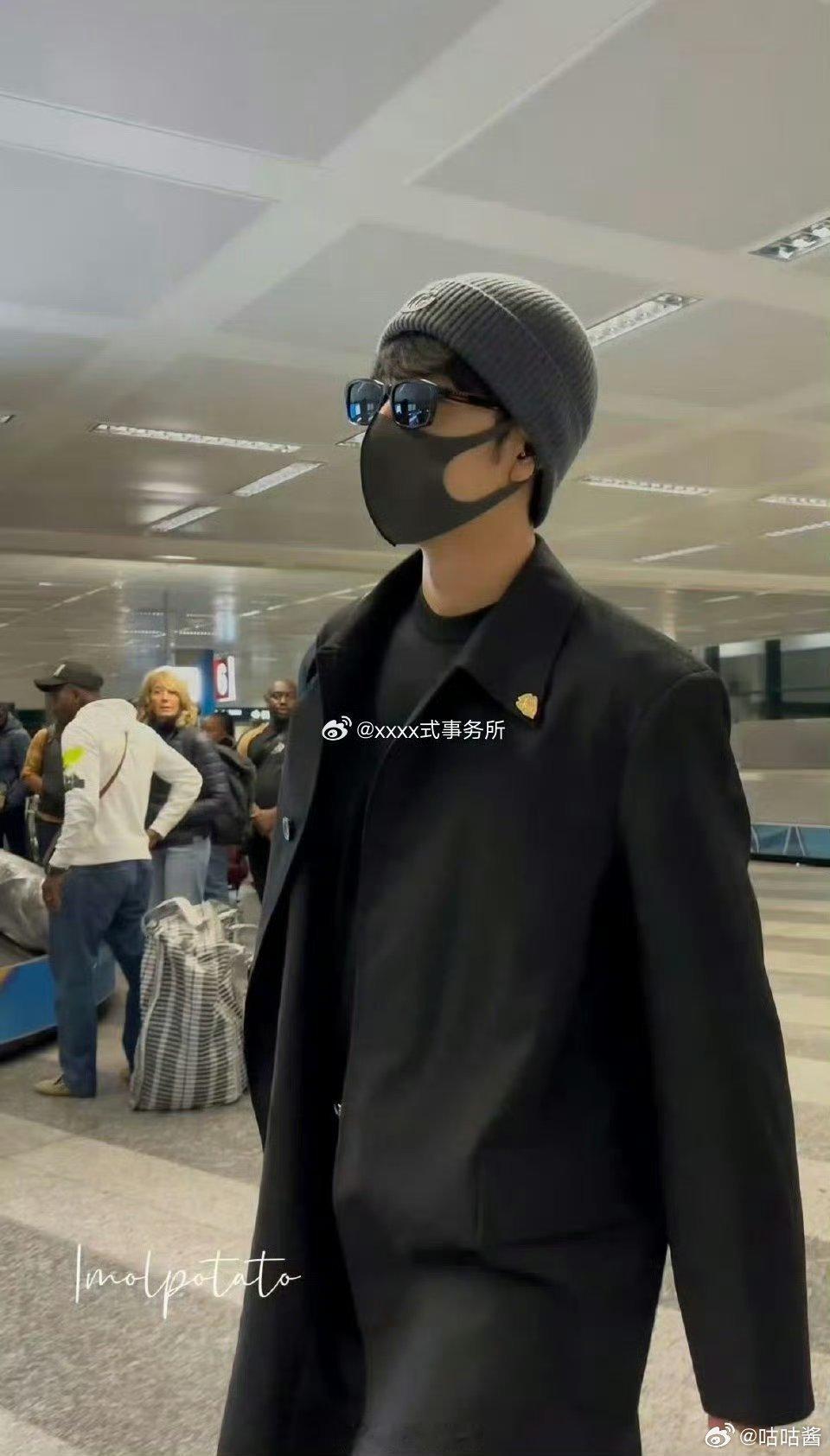 肖战戴冷帽肖战冷帽到达米兰 好圆的脑袋，一般人很难将冷帽戴的这么好看 