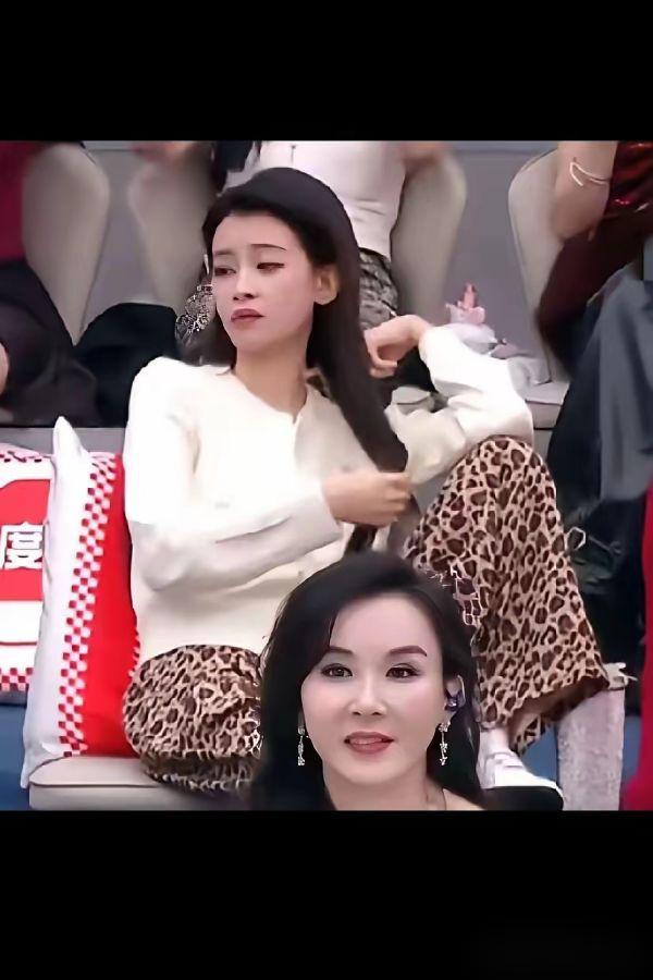 孙怡在乘风舞台甩高跟鞋、盘腿坐、做鬼脸！你敢信这是挣脱豪门规矩的爆发？
早年跟