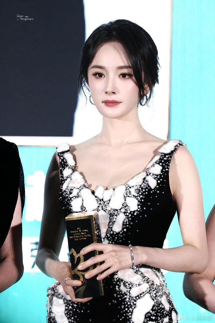 杨幂  岁月没有磨灭杨幂身上的灵动，反而沉淀出独一份的从容气质，优越骨相支撑各类