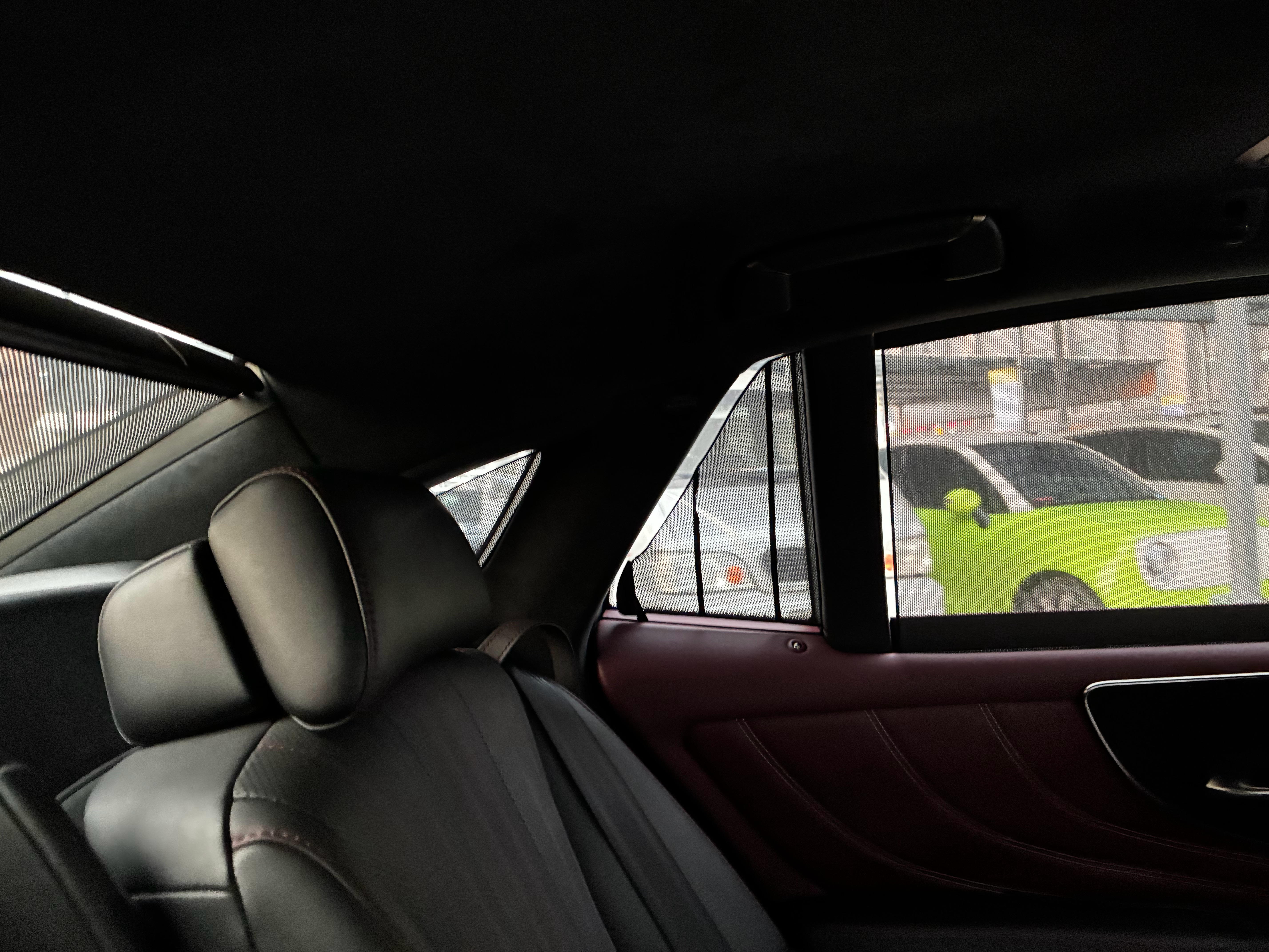 在它退市的时候终于试驾到LS尊无须多言，细节打满！ 后窗三个遮阳帘全电动