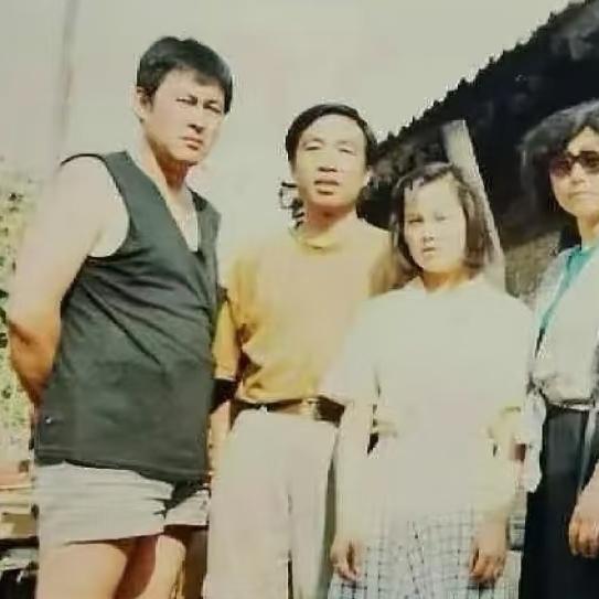 80年代，陆树铭和朋友，一张罕见的合影，此时距离陆树铭出演《三国演义》关羽还有数