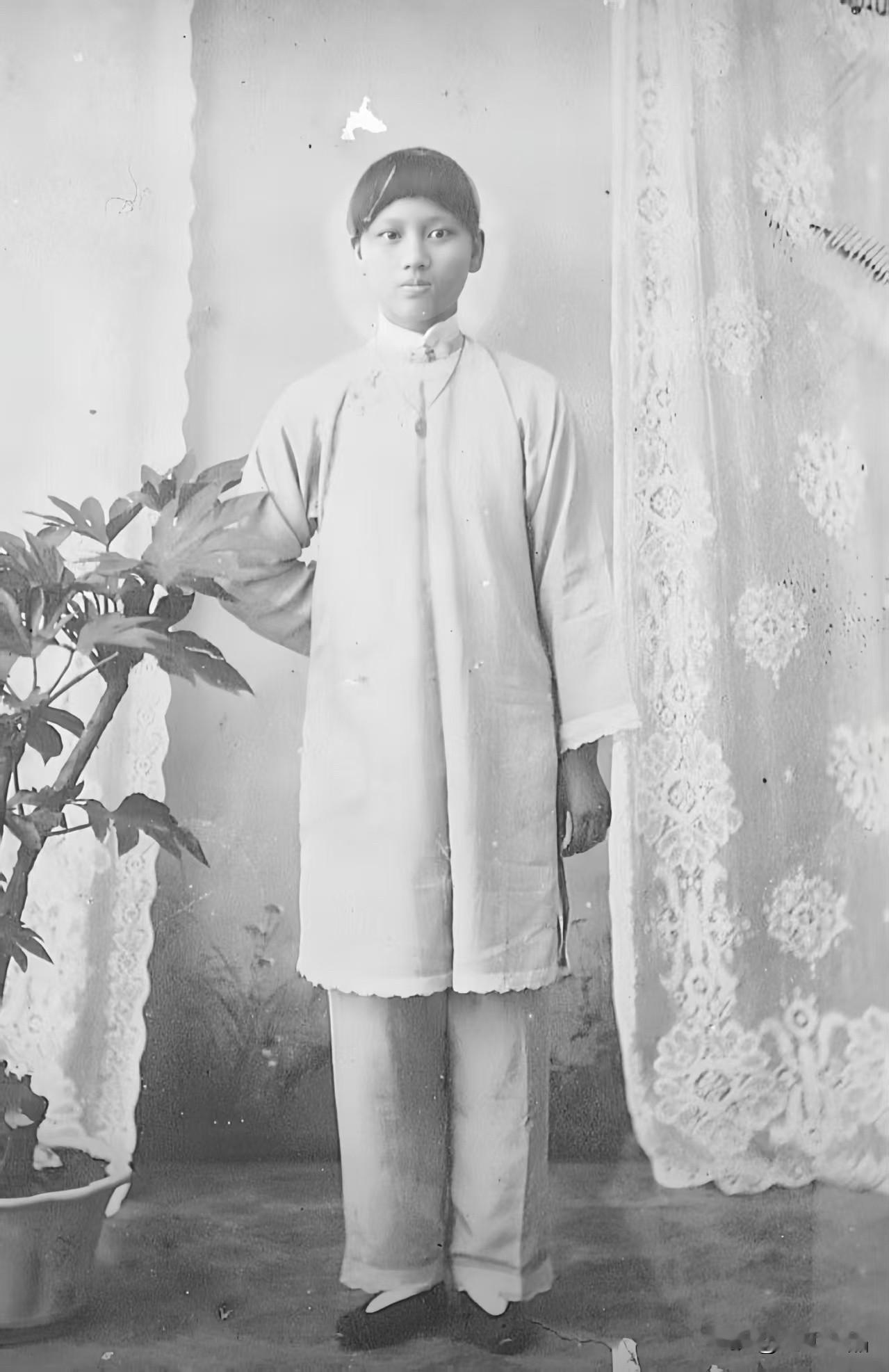 这张珍贵的黑白全身照，定格了宋庆龄少女时代的风华。照片拍摄于1907年，当时她1