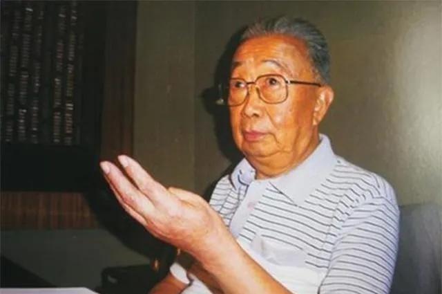 1952年，朝鲜战场上，志愿军抓获了一名间谍，搜身时，战士们在间谍胸前一摸，脸色