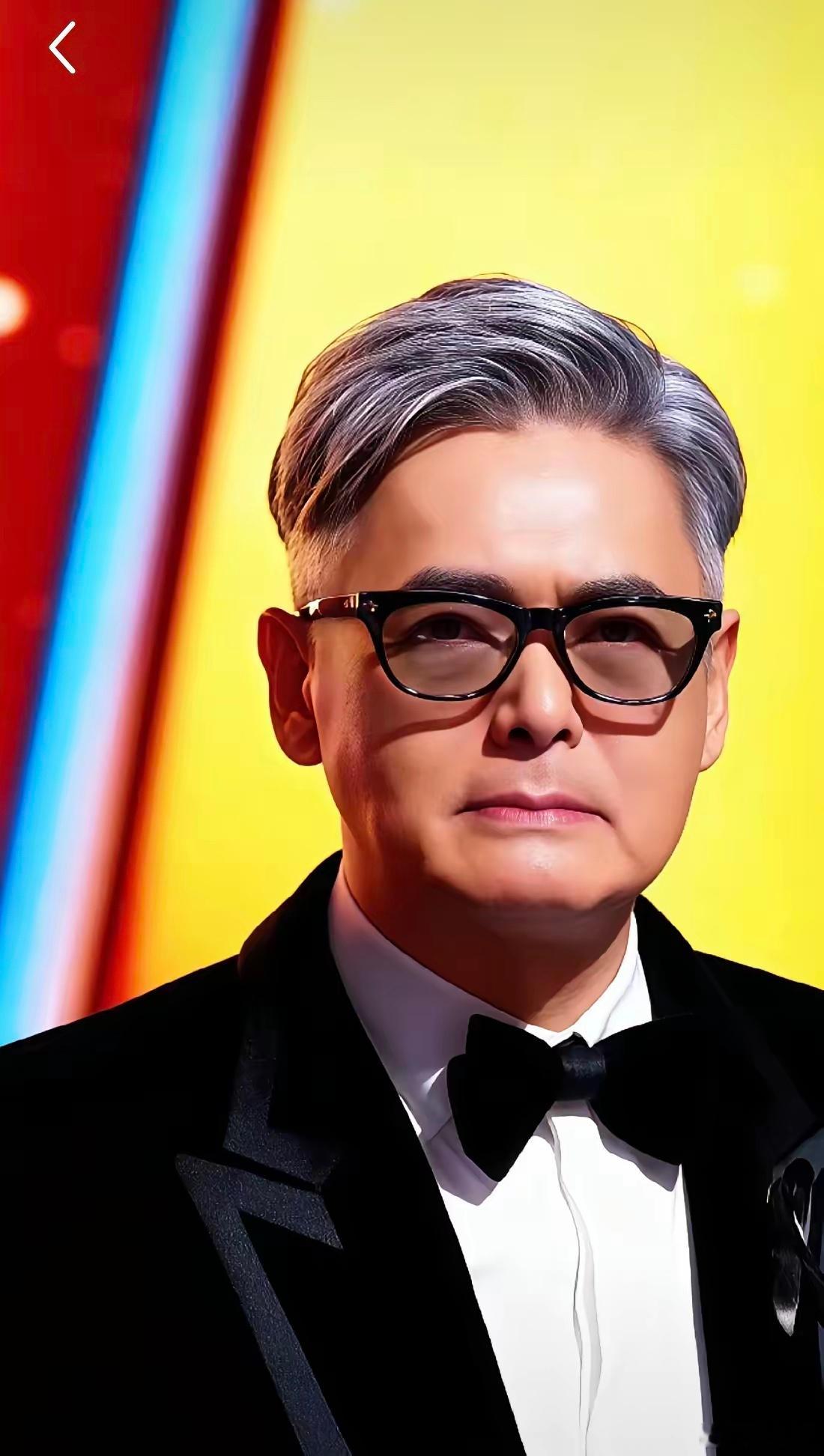 相由心生不是没道理的看到70岁的周润发站在领奖台上，第一眼我是真没敢认，头发全白