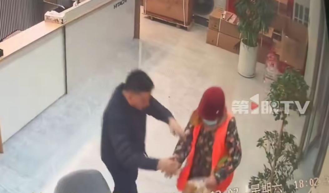 山东一空调店，环卫阿姨走进来，“老板，给你送馓子。”店主拒绝。阿姨急了：“可好吃