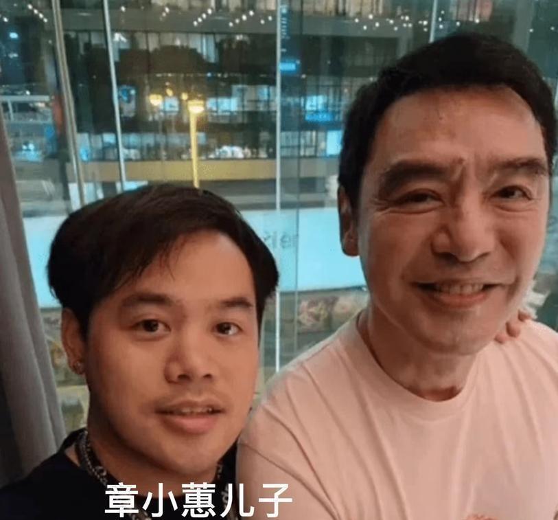 都说章小蕙女儿的脸，刻着母亲破产婚变的“压力咒”，我却只看到两个字：改命。
生母