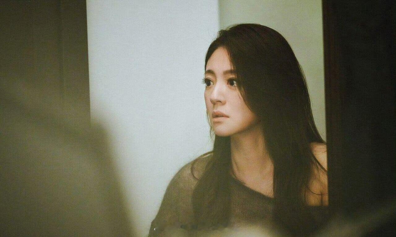 45岁安以轩状态好友曝安以轩近况    据台媒，安以轩时隔4年半回归拍摄A-Li