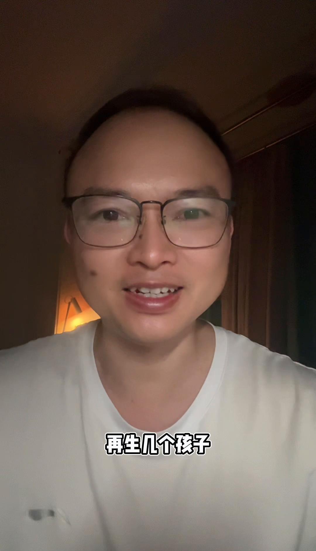 他跪在星海广场，灯亮了，她哭了。
不是剧本，是真领了证。
女儿改口叫爸爸那天，直