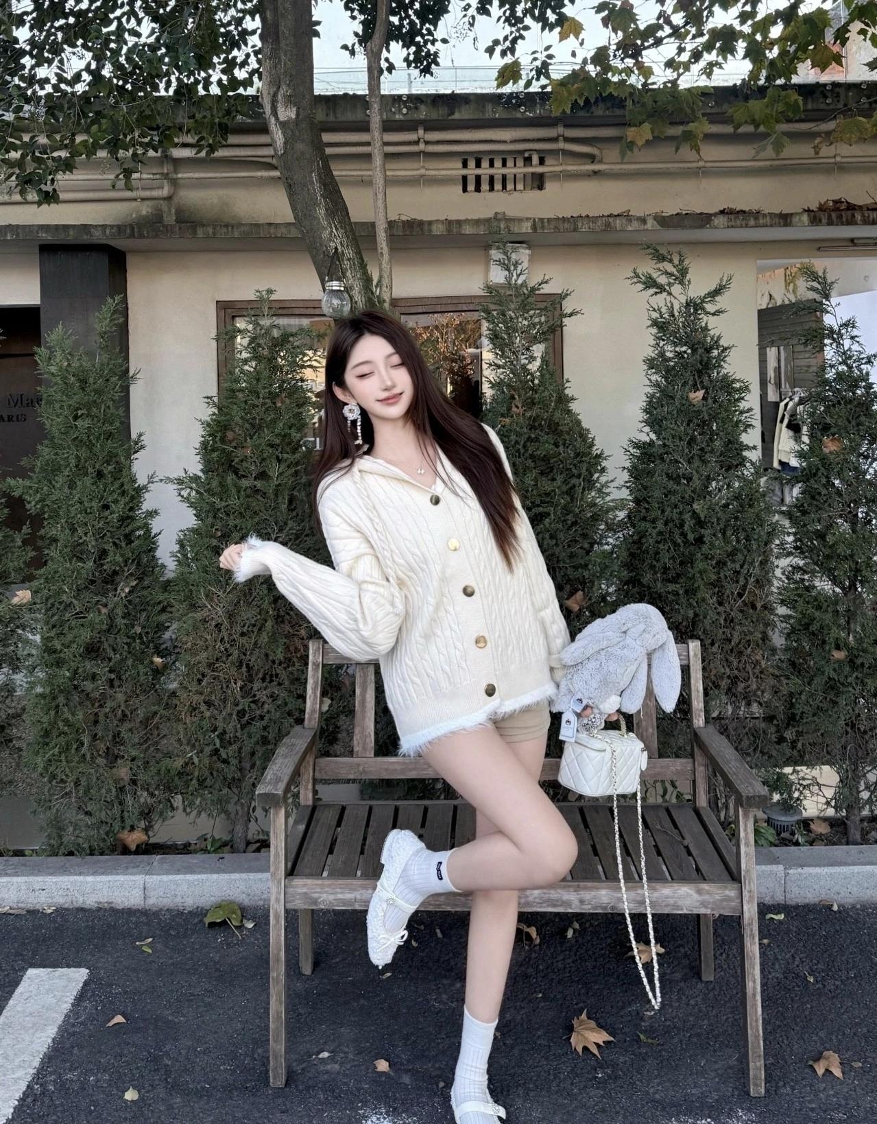 秋日穿搭指南：米色毛衣+白色短靴，轻松出街