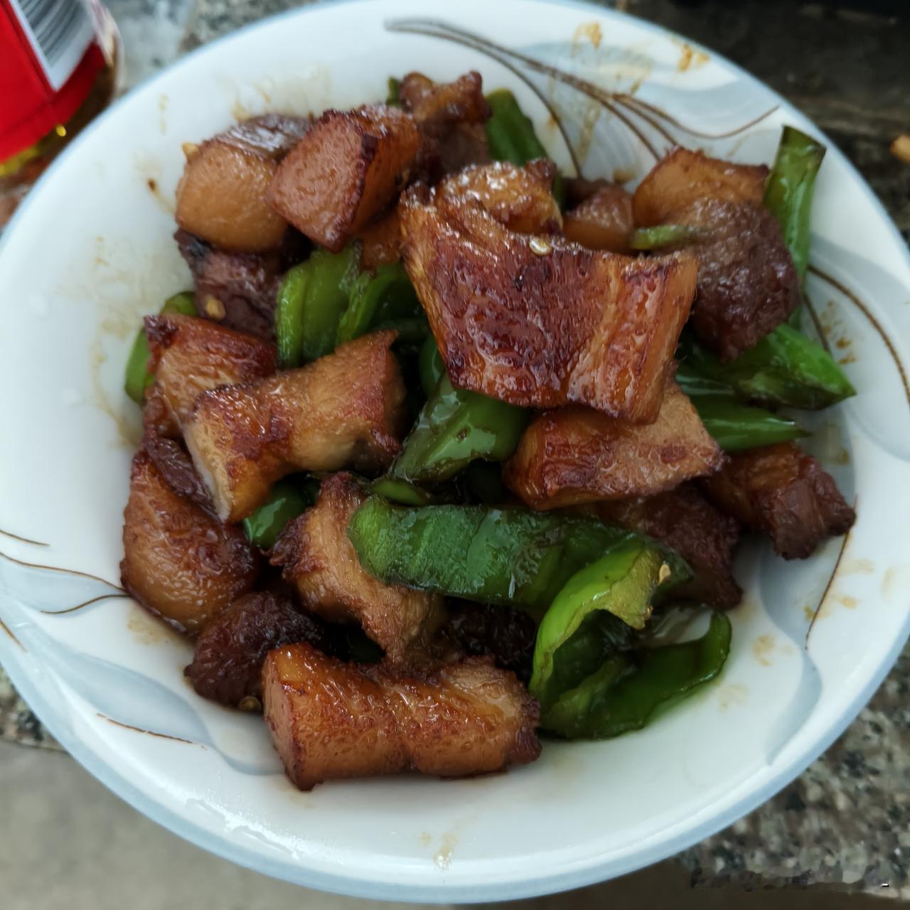 婆婆这是啥意思啊？那盘红烧肉明明是我老公辛辛苦苦做出来的。婆婆拉着一众亲戚邻里炫
