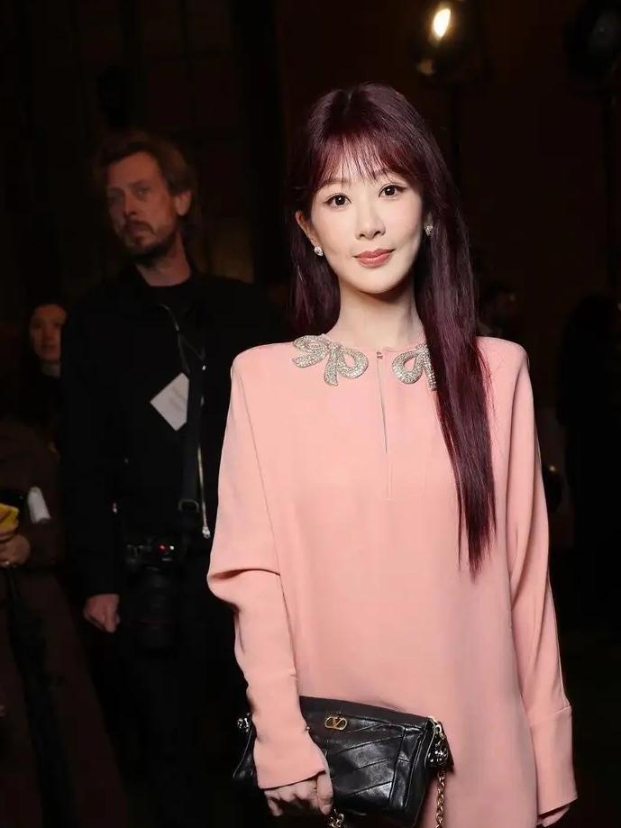 紫红长直发与粉色蕾丝裙碰撞出甜酷火花，杨紫化身雨中罗马的时尚缪斯，3斤假发下的完