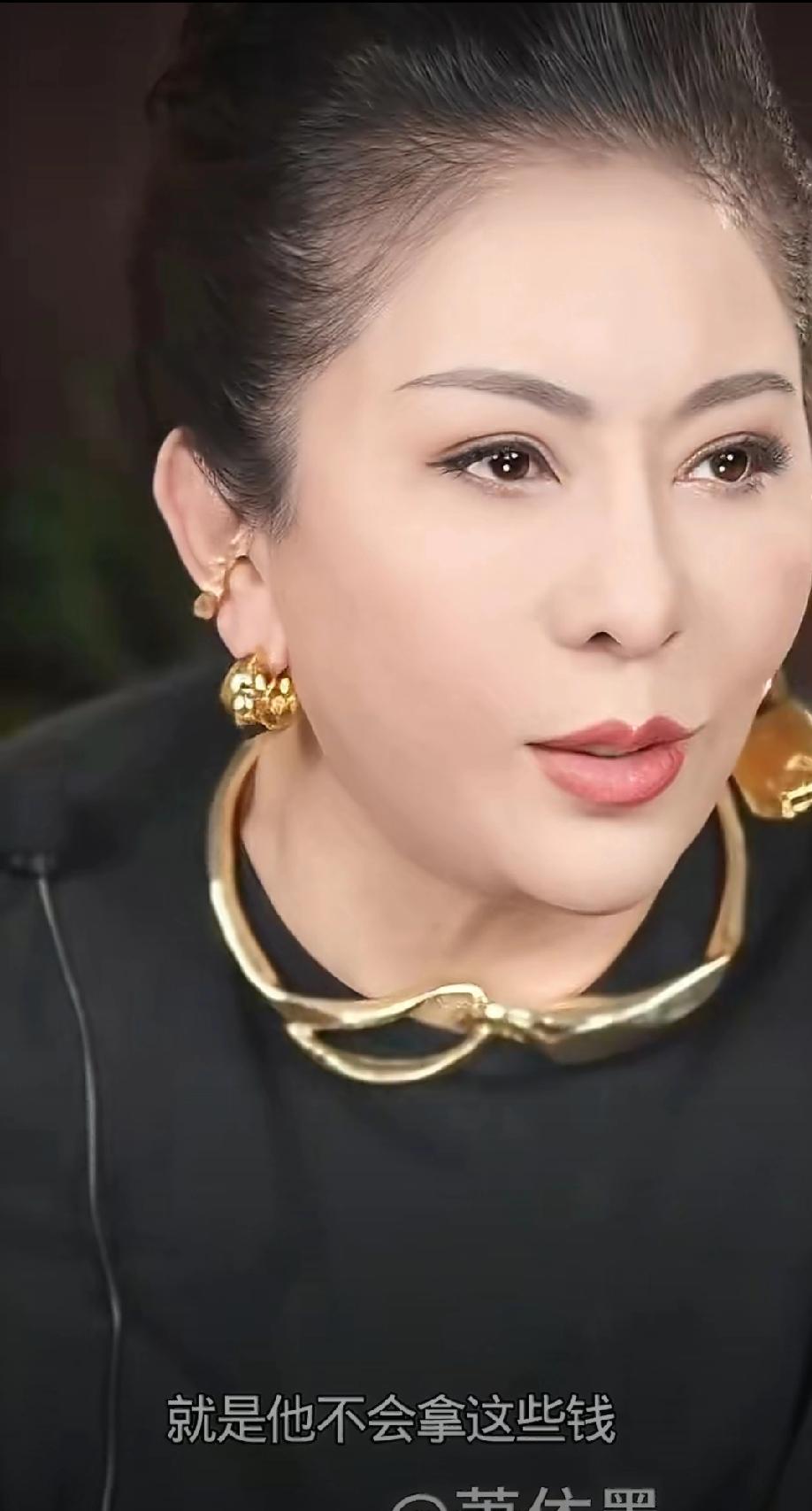 向太这几句话，
听得让人后背发凉，
这不就是把郭碧婷架起来了吗，让她不要用向家的