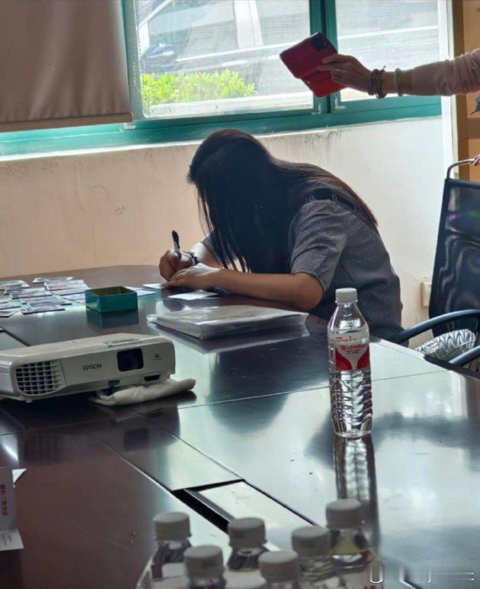 #苏州偶遇王祖贤#网友在苏州偶遇女神王祖贤，好久没见到她了，感觉状态挺好的#网友